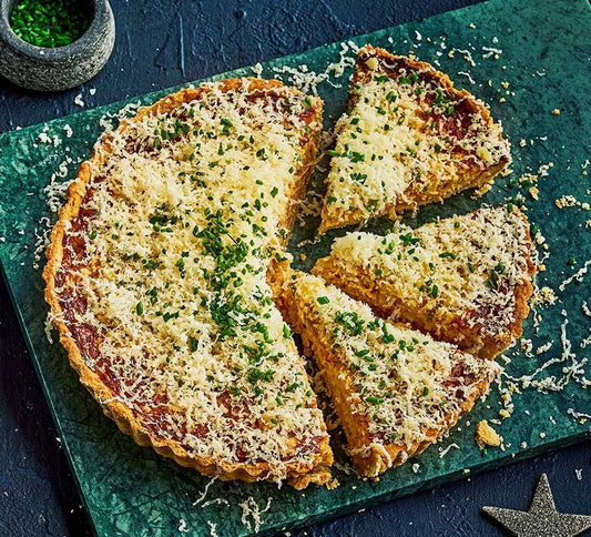 Quiche van gekaramelliseerde ui, kaas en nootmuskaat