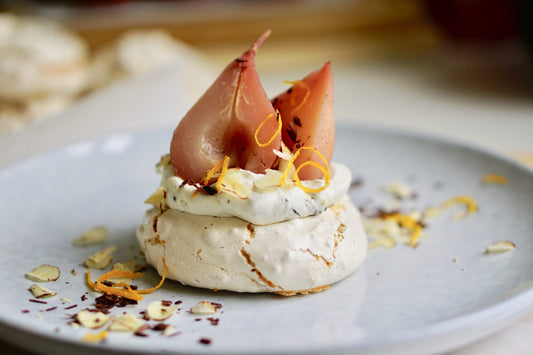 Stoofperen pavlova met pistachecreme en siroop van stoofpeer