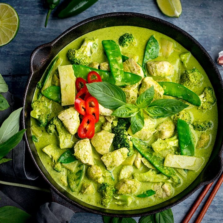 Vers uit de diepvries: Thai aromatische curry met peultjes, mini mais, champignons, gefrituurde tempeh en Thaise basilicum