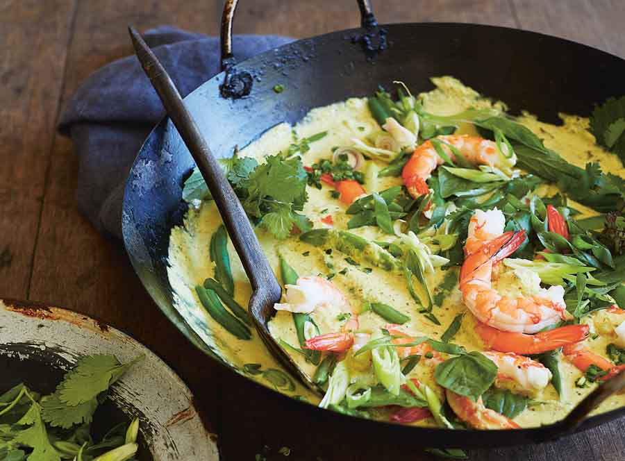 Thaise curry met gamba's en groenten; geserveerd met rijst.