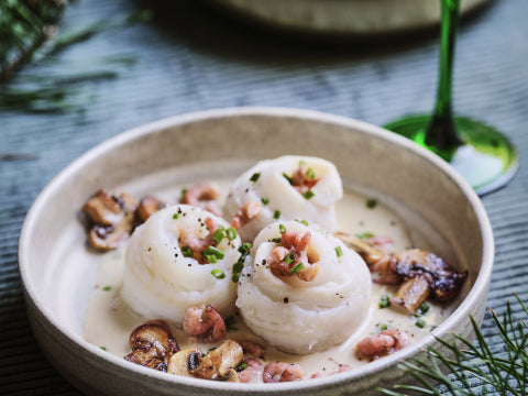 Schartongrolletjes gevuld met zalm, in romige krabsaus met gamba's; geserveerd met Pommes Gratin met aardappel en pastinaak en venkel geconfijt in mandarijnensap