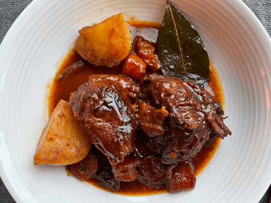 Spaanse stijl gestoofde varkenswangen met Pedro Ximenez en aardappel