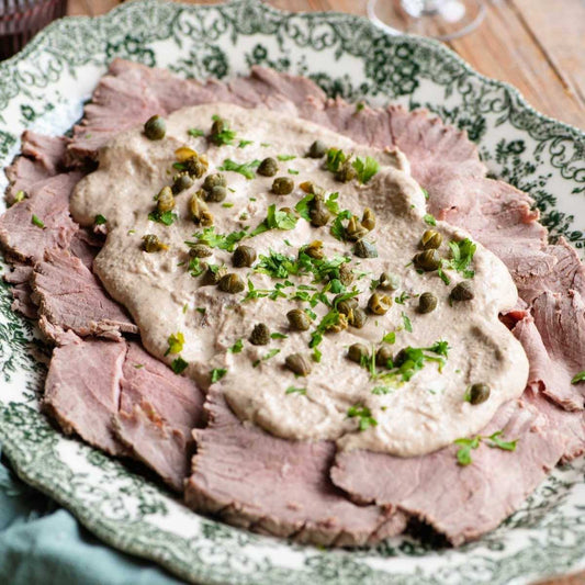 Vitello Tonato: dun gesneden kalfsvlees met romige tonijnsaus en kappertjes; lekker met de Franse boontjes salade!