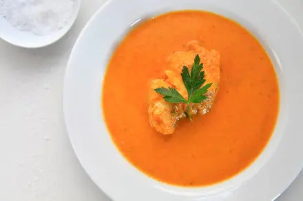Zeeduivel met een saus van bisque, sinaasappel en cognac, groententaartje en röstikoekje