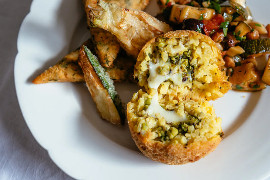 Dinsdag 5 augustus; arancini met caponata. Kruiden risottoballetjes, gefrituurd met een vulling van mozzarella