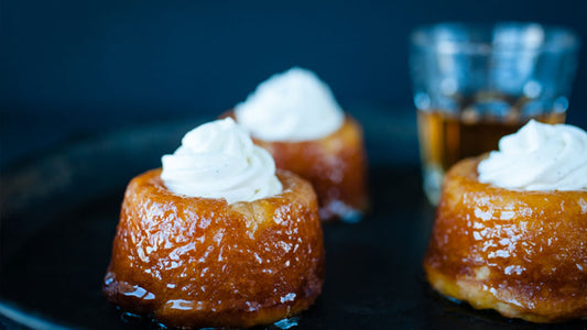 Baba au rum met een kerstcompote en room