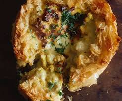 Quiche van de week; bloemkoolquiche van krokant filodeeg met kerrie en cheddar