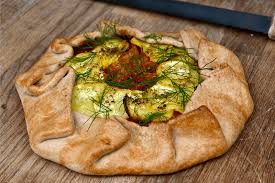 Open calzone met creme fraiche, truffel, courgette, gruyère en citroen