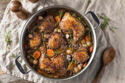 Vers uit de diepvries: Coq au vin à la Bas geserveerd met Pommes Dauphinois; per persoon