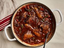 Vers uit de diepvries: Coq au vin; kippenpoot in rodewijn, spekjes, zilverui en champignons