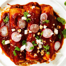 Dinsdag 16 juni; enchiladas rojas; tortillas in rode enchilada saus met zoete aardappel en bonen, geserveerd met salsa en kruidige yoghurt