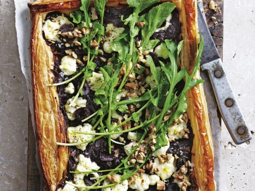 Tarte Tatin van rode ui met geitenkaas en rucola (V)