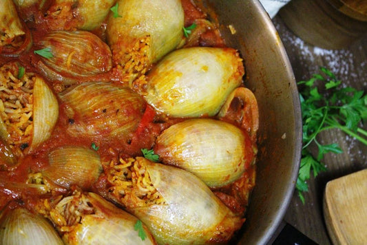 Vers uit de diepvries: gevulde uien met rijst, kruiden, tomatensaus & feta