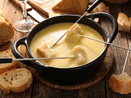 Huisgemaakte kaasfondue met 5 kazen, lekker met onze Italiaanse vleeswaren