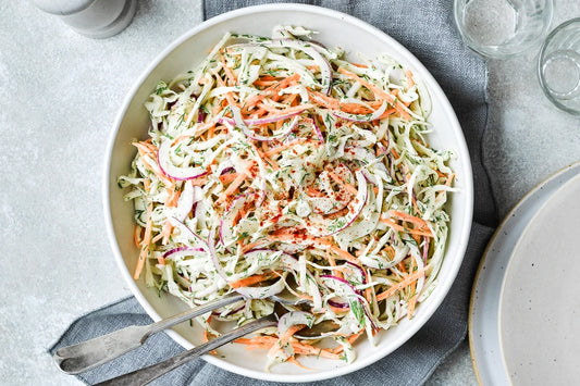 Koolsla (bijgerecht): traditionele Amerikaanse coleslaw met spitskool, wortel, ui en een heerlijke dressing