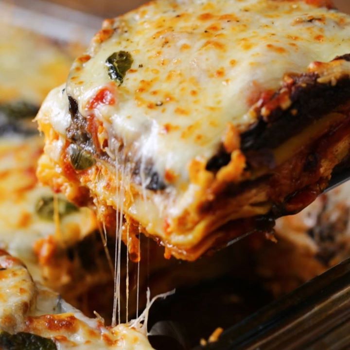 Dond. 27 augustus; Lasagne 'Mario Uva': met aubergine, tomaat, ei, rucola, bechamel, mozzarella en basilicum
