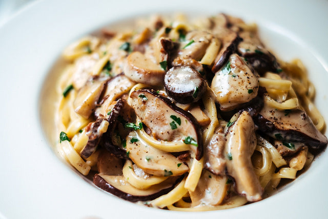 Vegetarische paddestoelen-roomsaus. Kant en klaar voor bij de pasta. 400 ml/2p.; diepgevroren