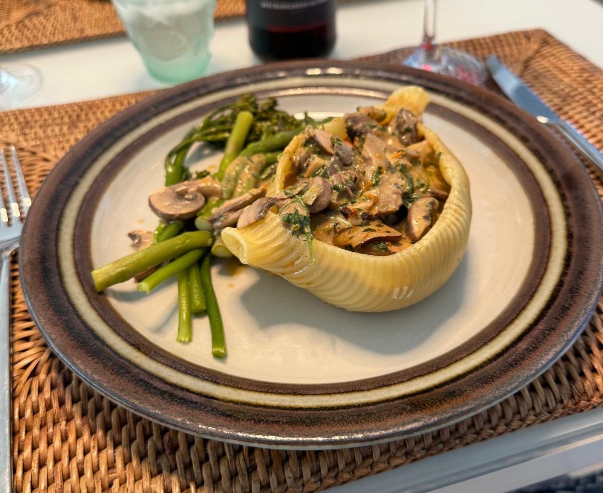 Reuze pastaschelp gevuld met ragout van kalfsvlees en cantharellen met groene aspergus