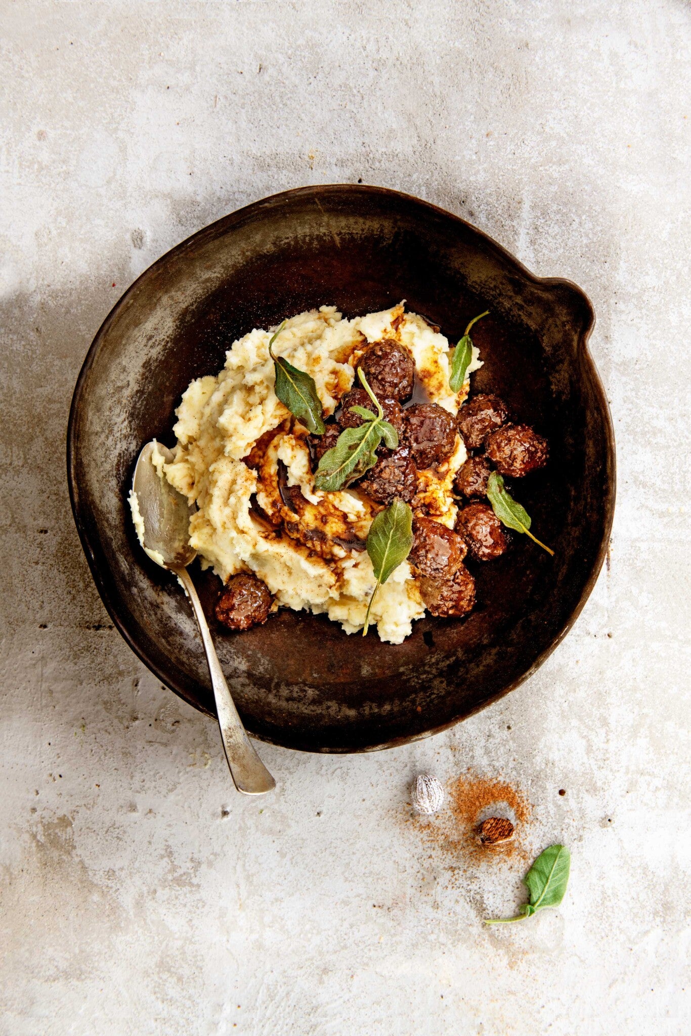 Vers uit de diepvries: Stamppot van pastinaak met gehaktballetjes, salie en stroop