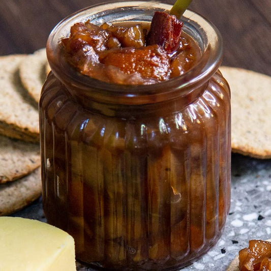 Huisgemaakte peren-chutney. Niet alleen heerlijk bij onze wildpaté, maar ook bij franse kazen. Per potje