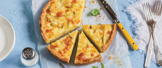 Quiche met witte asperges, lente-ui, dragon, gekookt ei en champignons