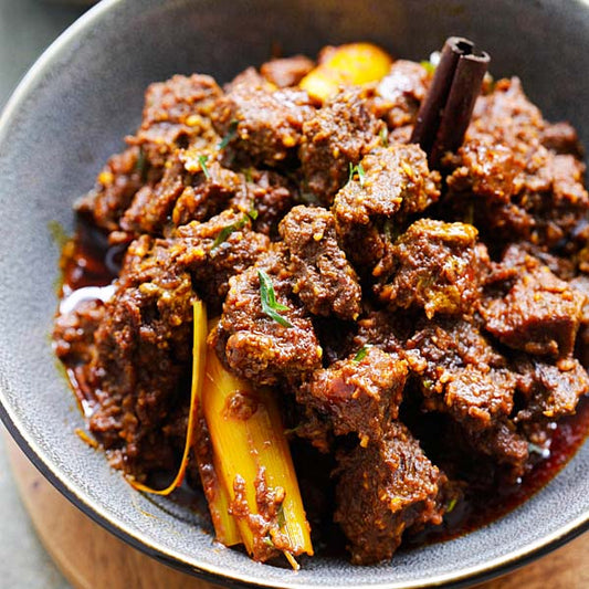 Rendang met gele rijst en atjar