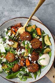 Falafel met tabouleh, gegrilde groenten en feta