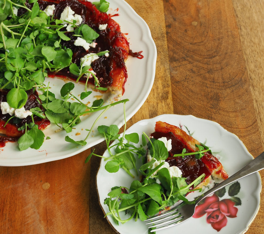 Tarte Tatin van rode ui met een crème van geitenkaas en waterkers (V)