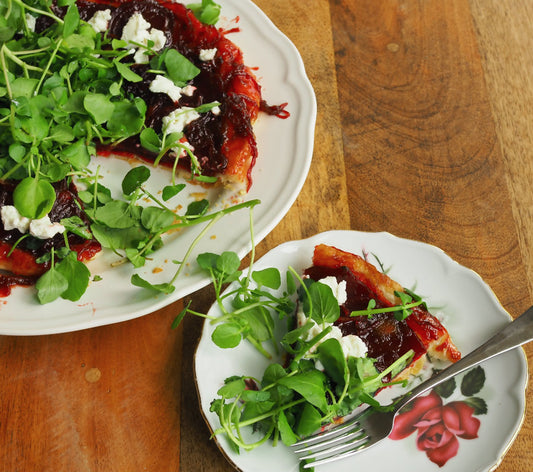 Tarte Tatin van rode ui met een crème van geitenkaas en waterkers (V)