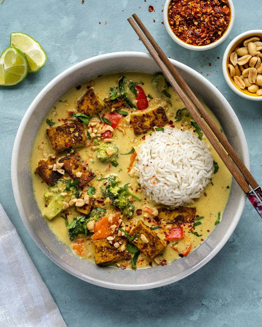 Don. 21 mei; Thai pinda curry met wortel, paprika, mais en sperziebonen in een geurige pinda-kokossaus. Met rijst