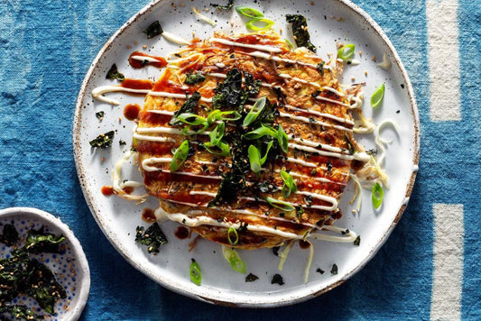 Din. 26 mei: Okonomiyaki, het heerlijke Japanse streetfood vol spitskool, geserveerd met okonomiyakisaus, mayonaise en Japanse topping