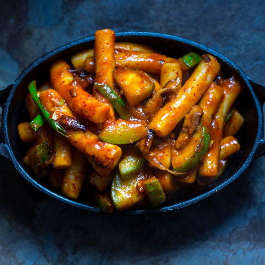 Donderdag 22 oktober; Tteokbokki, een vegetarisch licht pittig Koreaans gerecht met rijst cakes, vol  groenten en shi-take in  heerlijke saus